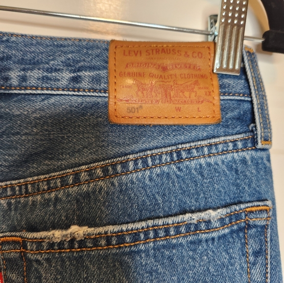 Levi's 501 Button Fly Lightly Distressed Jeans Size 26 - Picture 6 of 9